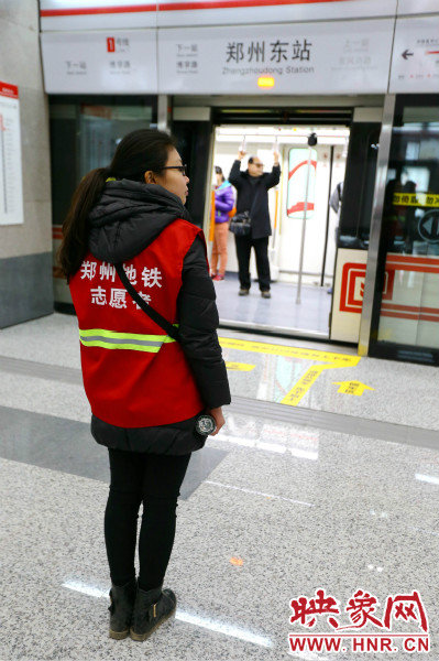 在前期的志愿工作中鄭州地鐵主要與市各大高校合作組建志愿者服務隊。