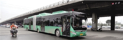 昨日上午，一輛B3快速公交測試車行駛在西三環(huán)的線路上。