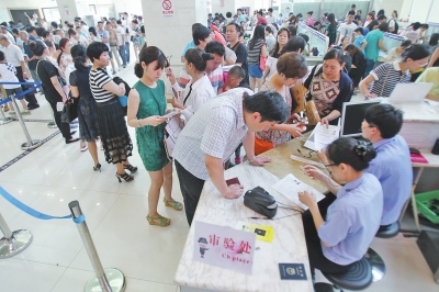 6月30日上午9時20分，鄭州市公安局出入境管理處辦事大廳內擠滿前來辦理護照、簽證的群眾。