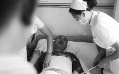 昨天，鄭州市第一人民醫(yī)院，被打傷的鄭州管城區(qū)執(zhí)法隊(duì)員唐建偉在接受治療。