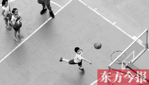 7月2日，河南工業(yè)大學(xué)籃球場(chǎng)內(nèi)，幾名孩子正在接受籃球訓(xùn)練