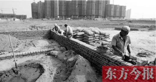 7月8日，鄭州市銀鶯路南端，一處新建的小學(xué)和中學(xué)剛剛開始動(dòng)工