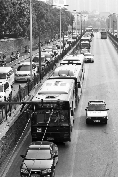 大量的機動車由京廣路向北前行，右拐后涌上中原路地下道。