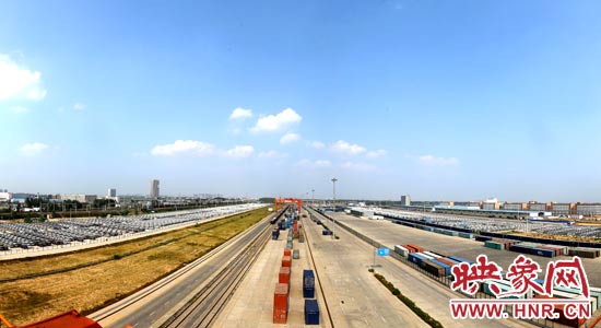 鄭州鐵路集裝箱中心站內(nèi)，滿載貨物的國(guó)際班列從這里開(kāi)出。段晉哲/攝