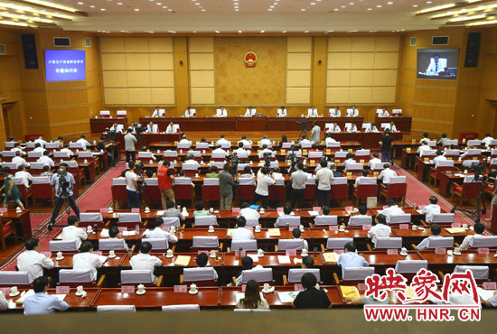 7月29日下午，河南省十二屆人大常委會第九次會議召開關于職業(yè)教育專題詢問會。