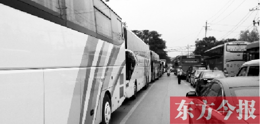 昨日，只能由東向西單行的鄭州市城南路上，闖進(jìn)了由西向東行駛的大巴車(chē)，造成嚴(yán)重交通擁堵