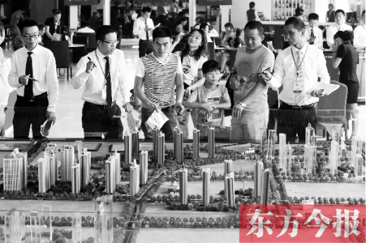 昨天上午，在鄭州市區(qū)一售樓部內(nèi)，看房的顧客比平時多了不少