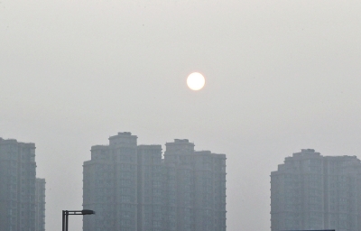 昨天，鄭州市區(qū)，霧霾遮擋的太陽像個(gè)月亮。