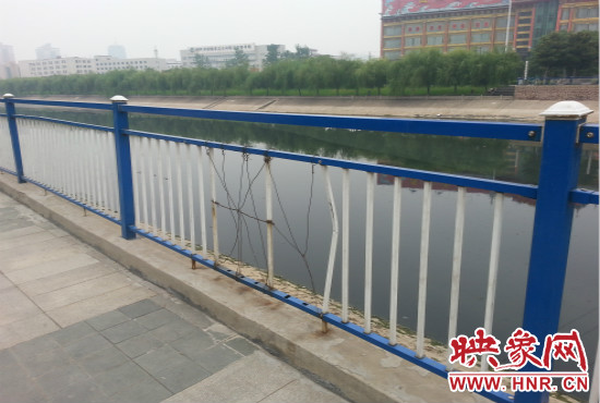 公園內(nèi)多個(gè)護(hù)欄中間的鋼筋條不翼而飛，僅僅是用幾根細(xì)細(xì)鐵絲纏住。