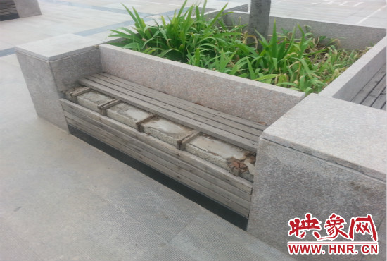 基礎(chǔ)設(shè)施破壞嚴(yán)重，一直無人修理。