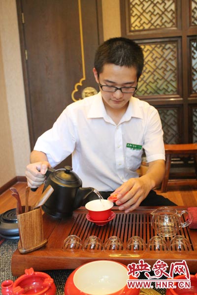 1、水壺里的水煮沸，李克勤把茶葉放進(jìn)茶荷里，準(zhǔn)備溫杯沖茶