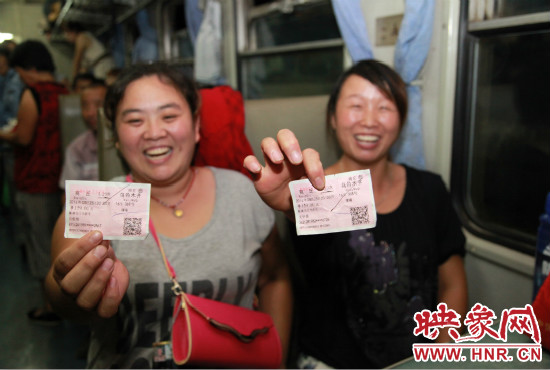 進(jìn)疆棉農(nóng)展示前往烏魯木齊的車(chē)票。