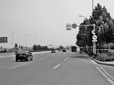 走訪鄭開(kāi)大道，記者發(fā)現(xiàn)路上的限速標(biāo)志已明顯減少。