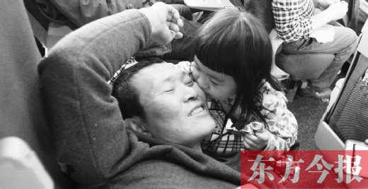 女兒嘟嘟不時的親吻是他最好的“鎮(zhèn)痛藥”。