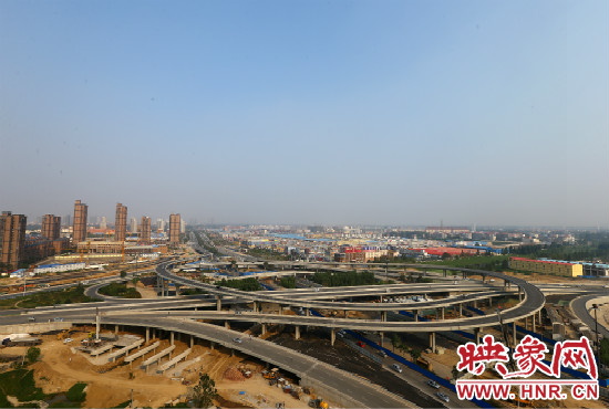 中州大道與南三環(huán)相接的立交橋，預(yù)計明年將建成通車。