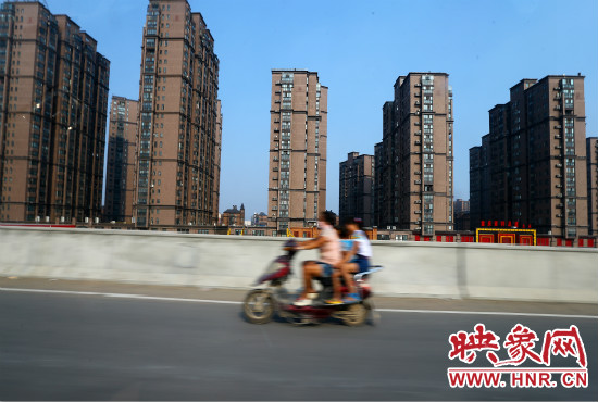 三環(huán)快速路開通后，仍有一些電動車違規(guī)上橋。