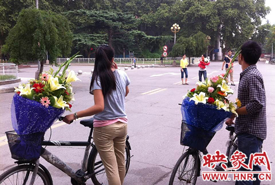 在鄭州大學(xué)南校區(qū)，有不少學(xué)生三五成群，手捧鮮花。