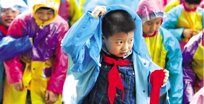 昨日下午,農(nóng)科路上一小學(xué)放學(xué)時,孩子們大部分都穿著雨披。