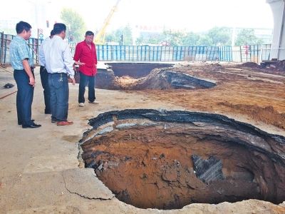 9月20日，中原路西三環(huán)交叉口坍塌現(xiàn)場