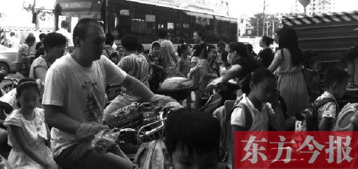 9月4日下午，文化路一小附近，大批陪讀家長(zhǎng)接孩子。