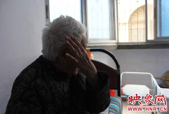 說起敬老院要搬遷,老太太忍不住流眼淚。