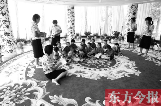 鄭州一幼兒園里的孩子在老師的帶領下讀《論語》。