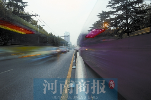 如今的建設(shè)路拓寬了不少，各種車輛川流不息（照片為多次曝光合成）
