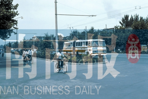 1983年的建設(shè)路，已經(jīng)有了電車