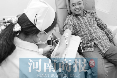 昨天，有市民看了商報報道后，前往獻(xiàn)血點獻(xiàn)血 記者 張郁/攝