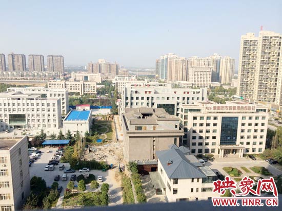 一座4層的建筑樓頂蓋上了四合院。
