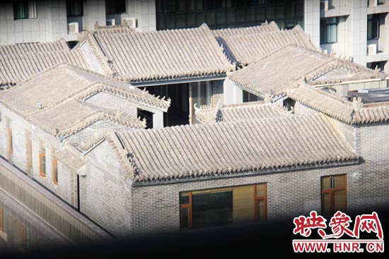 這座建筑里面的裝修奢華考究，門窗和吊頂均為紅木。