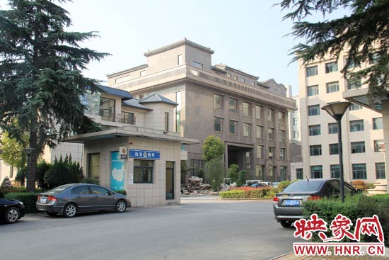 據(jù)這座建筑的一名工作人員稱，整座建筑為海龍集團所有，房屋建成之后用作公司紅木家具展示。