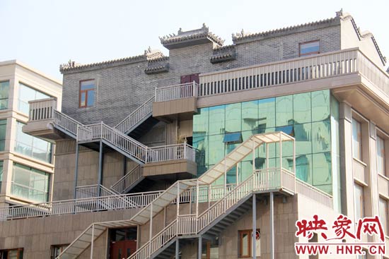 這座建筑的背面，已建好步梯。