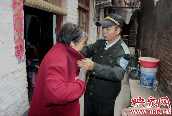 一馬路社區(qū)的巡防隊員們經(jīng)常前來幫助老人。