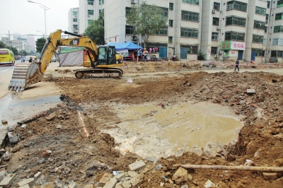 漢江路與行云路口，施工挖斷天然氣管道。