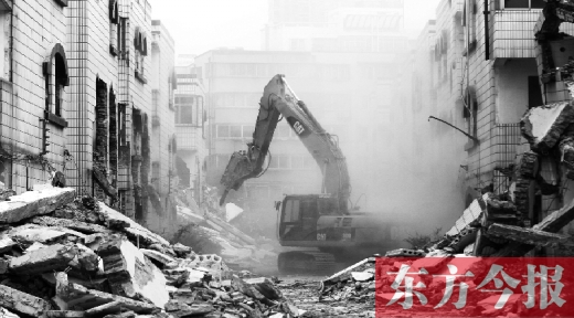 昨日，鄭州市棗莊社區(qū)拆遷現(xiàn)場，揚塵漫天，附近居民叫苦不迭