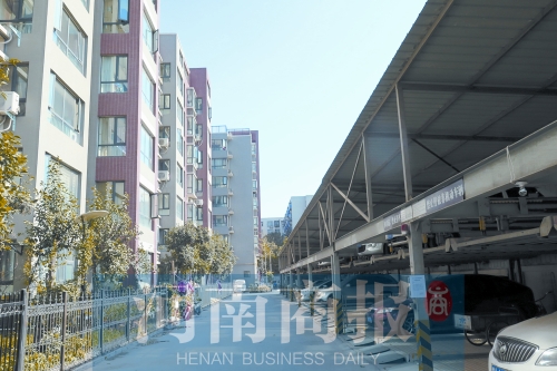 鄭州建設(shè)西路與工農(nóng)路交叉口西北角附近一小區(qū)內(nèi)，立體車(chē)庫(kù)已投入使用