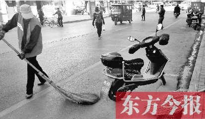 昨日，鄭州市中州大道上，穿梭于車流中上崗的環(huán)衛(wèi)工