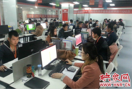 河南省電子商務(wù)產(chǎn)業(yè)園里，電商運(yùn)營商河南杰夫成交3500萬元，其中淘寶河南館占了七成。