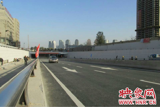 紅專路下穿中州大道隧道工程西起紅專路與姚寨路交叉口，東至紅專路與龍湖外環(huán)路交叉口。