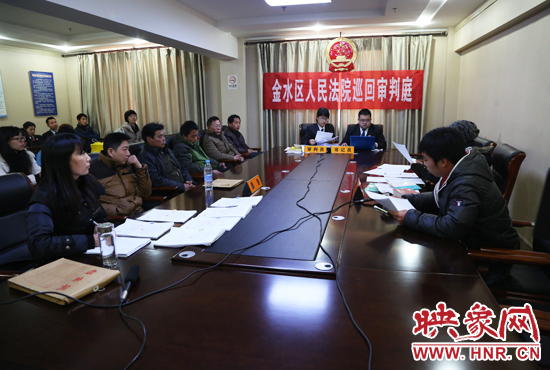 12月2日上午9點，鄭州市金水區(qū)法院將法庭搬到了經(jīng)八路辦事處，并案審理了這6起勞務(wù)糾紛案件。
