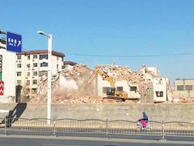 航海路秦嶺路口的閆垌村拆遷現(xiàn)場，看不到防塵措施。