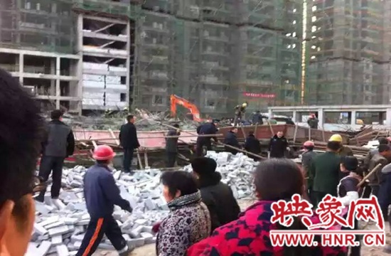 圖為事故現(xiàn)場(chǎng)情況，當(dāng)?shù)厝罕姽﹫D。