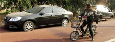 緊臨西三環(huán)一小區(qū)門口停的轎車，8輛車車胎被扎