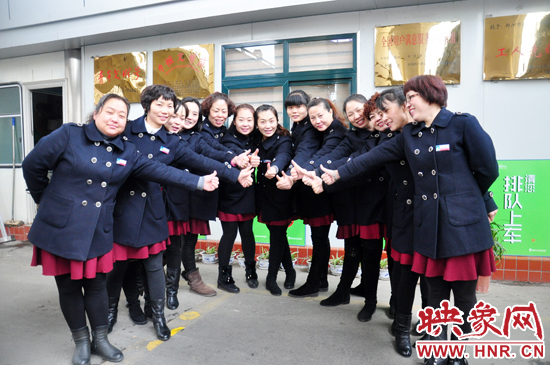 1月6日， 鄭州公交四公司一車隊104路公交線路的女車長們換上了新冬裝，讓人耳目一新。