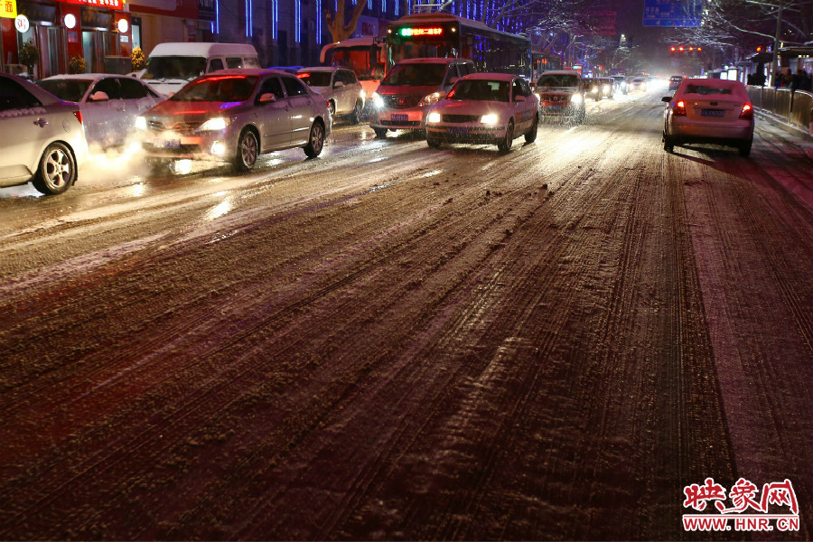 夜晚的雪路給出行的人們?cè)黾恿死щy。