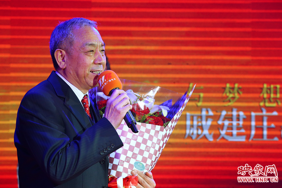 戚建莊向詩歌愛好者表達謝意。