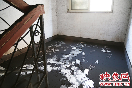 一樓到六樓的樓道內(nèi)都是黑色的煙塵。