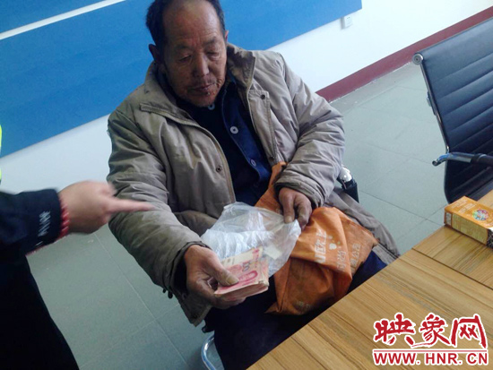 在把老人帶回駐地后，老人竟又從身上掏出幾千元現(xiàn)金要塞給民警。