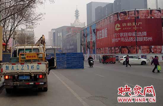 搶修圍擋區(qū)域占據了路的一半寬度